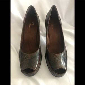 A2 Aerosoles “Big Ben” Snake Embossed Pumps 9M